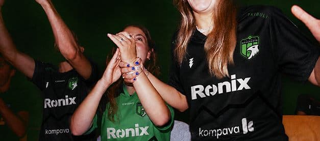 Supporters clapping in Meshakhte shirts